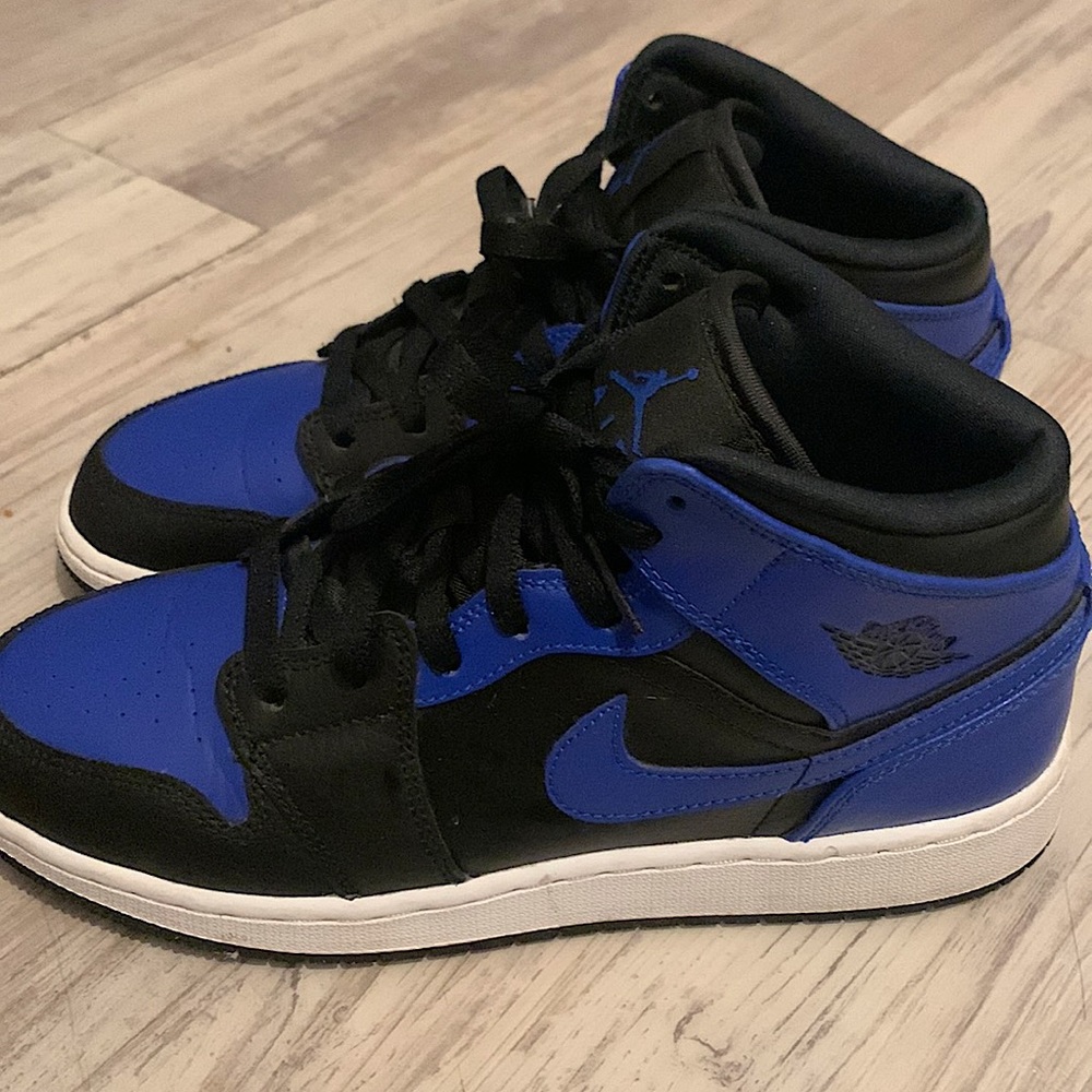 Air Jordan 1 Mid Womens size 7